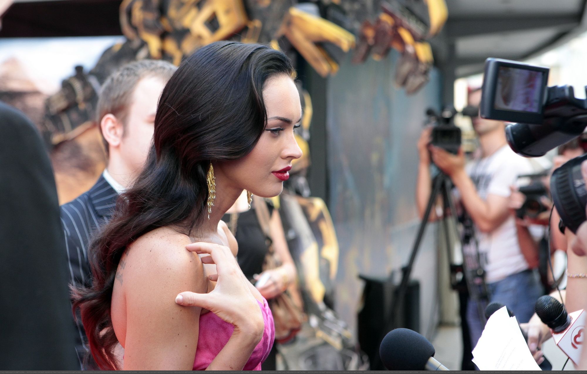 44697_celeb-city_org-The_Elder-Megan_Fox_2009-06-16_-_premiere_of_Transformers_2_in_Moscow_7124_122_563lo.jpg