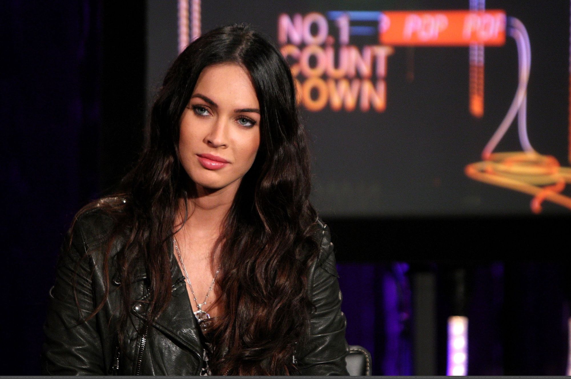 54490-megan-fox-visits-fuse5s-no-1-countdown-1-cou.jpg 54490-megan-fox-visits-fuse5s-no-1-countdown-1-cou.jpg