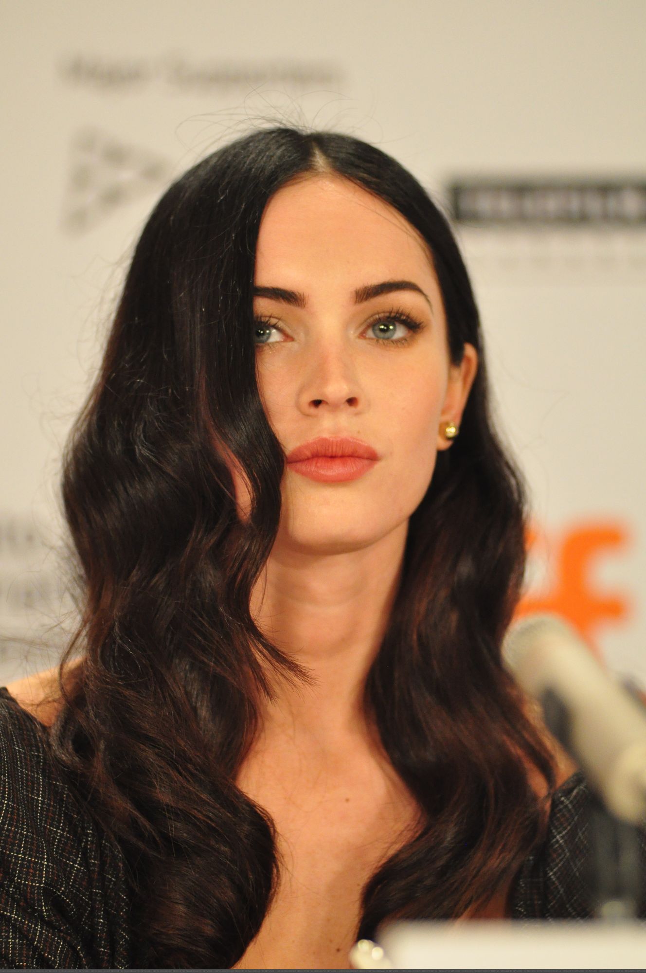 24765_celebrity-paradise_com-The_Elder-Megan_Fox_2009-09-10_-_news_conference_for_Jennifer90s_Body_0134_122_586lo.jpg