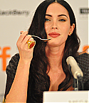 24513_celebrity-paradise_com-The_Elder-Megan_Fox_2009-09-10_-_news_conference_for_Jennifer93s_Body_173_122_965lo.jpg