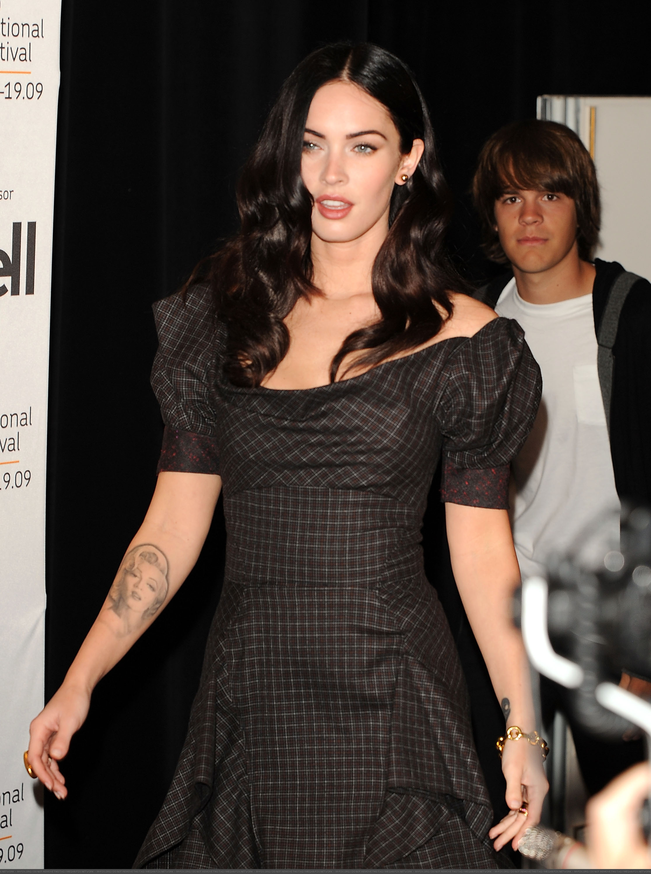51783_Preppie_-_Megan_Fox_at_Jennifers_Body_Press_Conference_during_the_Toronto_International_Film_Festival_-_September_11_2009_3235_122_437lo.jpg
