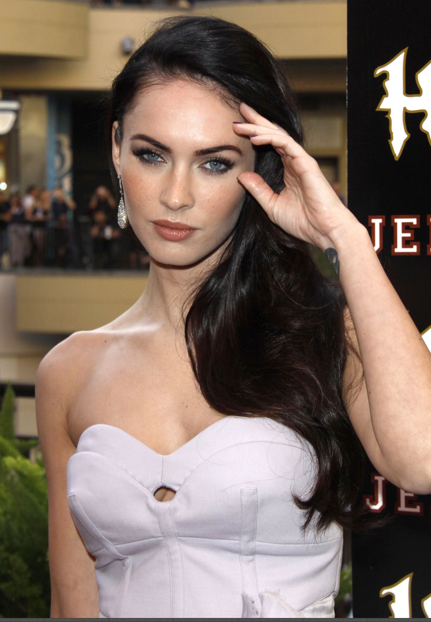 32982_Megan_Fox_attends_the_Jennifers_Body_Fan_Event_at_Hollywood_and_Highland_-_September_16_2009_4194__122_108lo.jpg 32982_Megan_Fox_attends_the_Jennifers_Body_Fan_Event_at_Hollywood_and_Highland_-_September_16_2009_4194__122_108lo.jpg