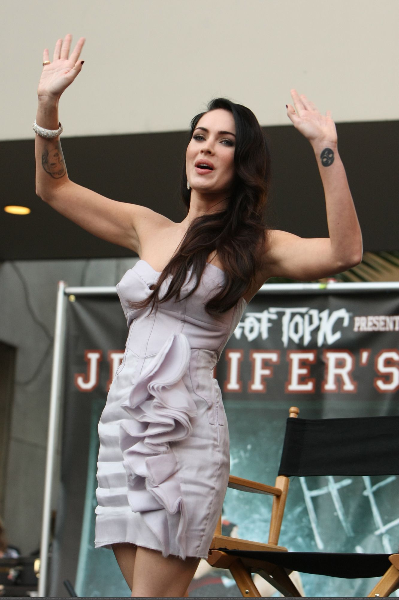 35514_Megan_Fox_attends_the_Jennifers_Body_Fan_Event_at_Hollywood_and_Highland_-_September_16_2009_01459__122_158lo.jpg 35514_Megan_Fox_attends_the_Jennifers_Body_Fan_Event_at_Hollywood_and_Highland_-_September_16_2009_01459__122_158lo.jpg