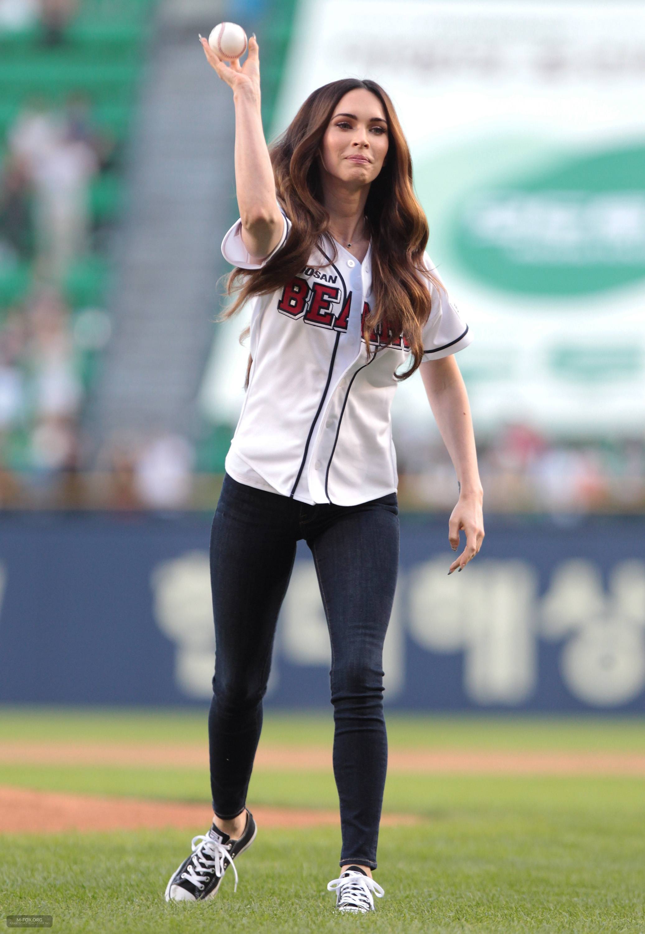 Megan_Fox_Throws_The_First_Pitch_In_Seoul082714001.jpg Megan_Fox_Throws_The_First_Pitch_In_Seoul082714001.jpg