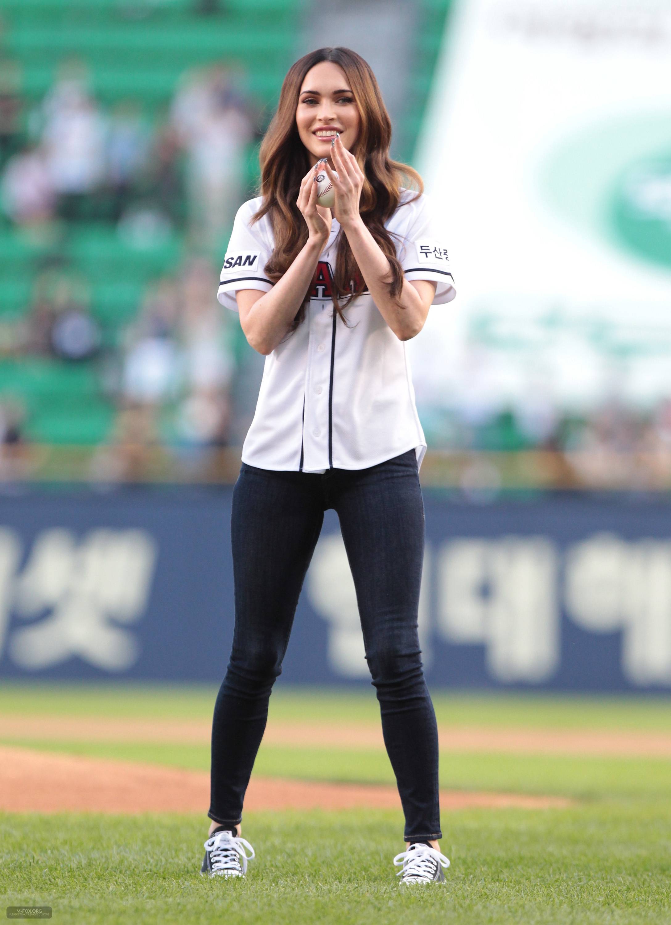Megan_Fox_Throws_The_First_Pitch_In_Seoul082714002.jpg Megan_Fox_Throws_The_First_Pitch_In_Seoul082714002.jpg