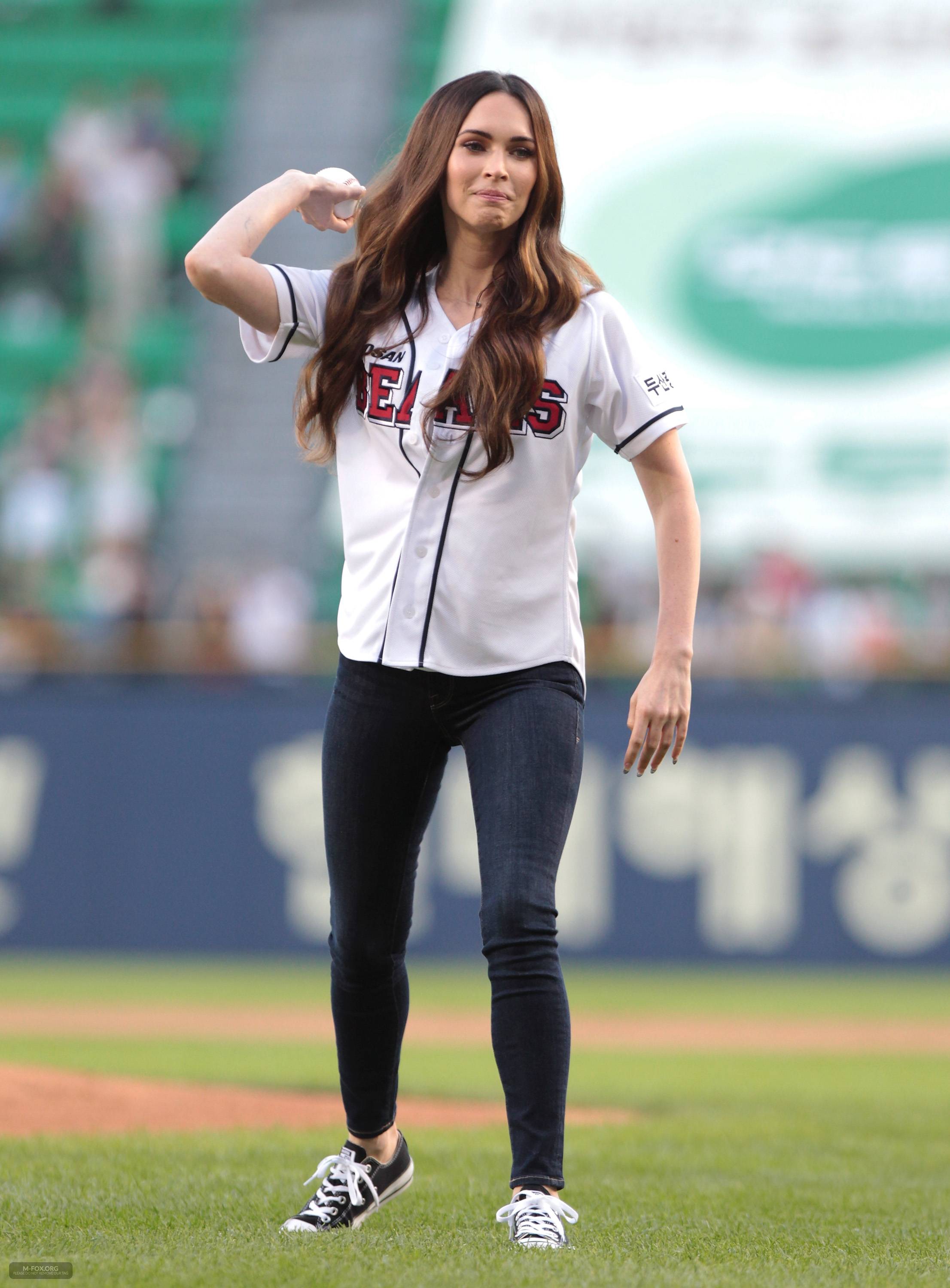 Megan_Fox_Throws_The_First_Pitch_In_Seoul082714003.jpg Megan_Fox_Throws_The_First_Pitch_In_Seoul082714003.jpg