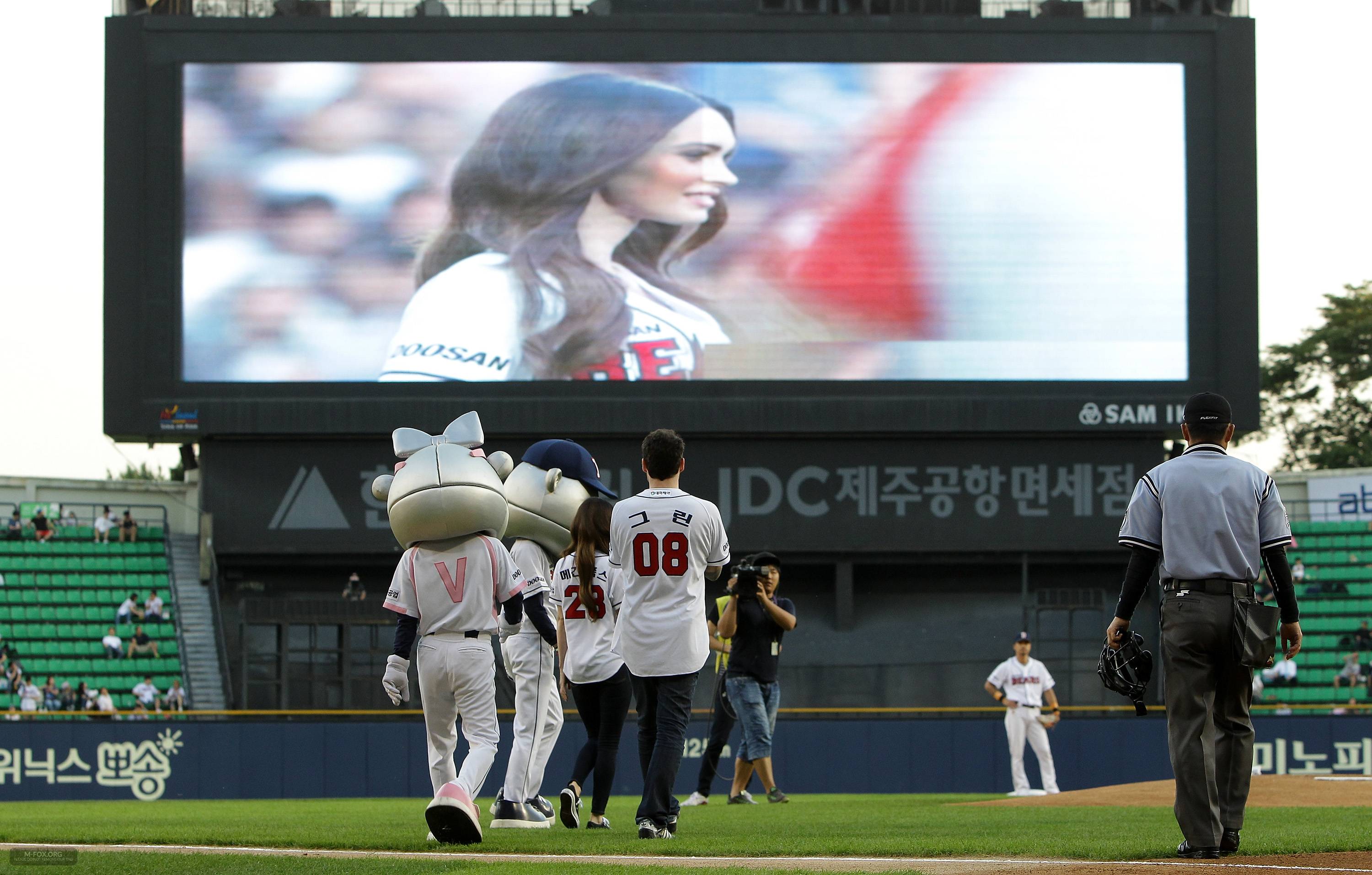 Megan_Fox_Throws_The_First_Pitch_In_Seoul082714005.jpg Megan_Fox_Throws_The_First_Pitch_In_Seoul082714005.jpg