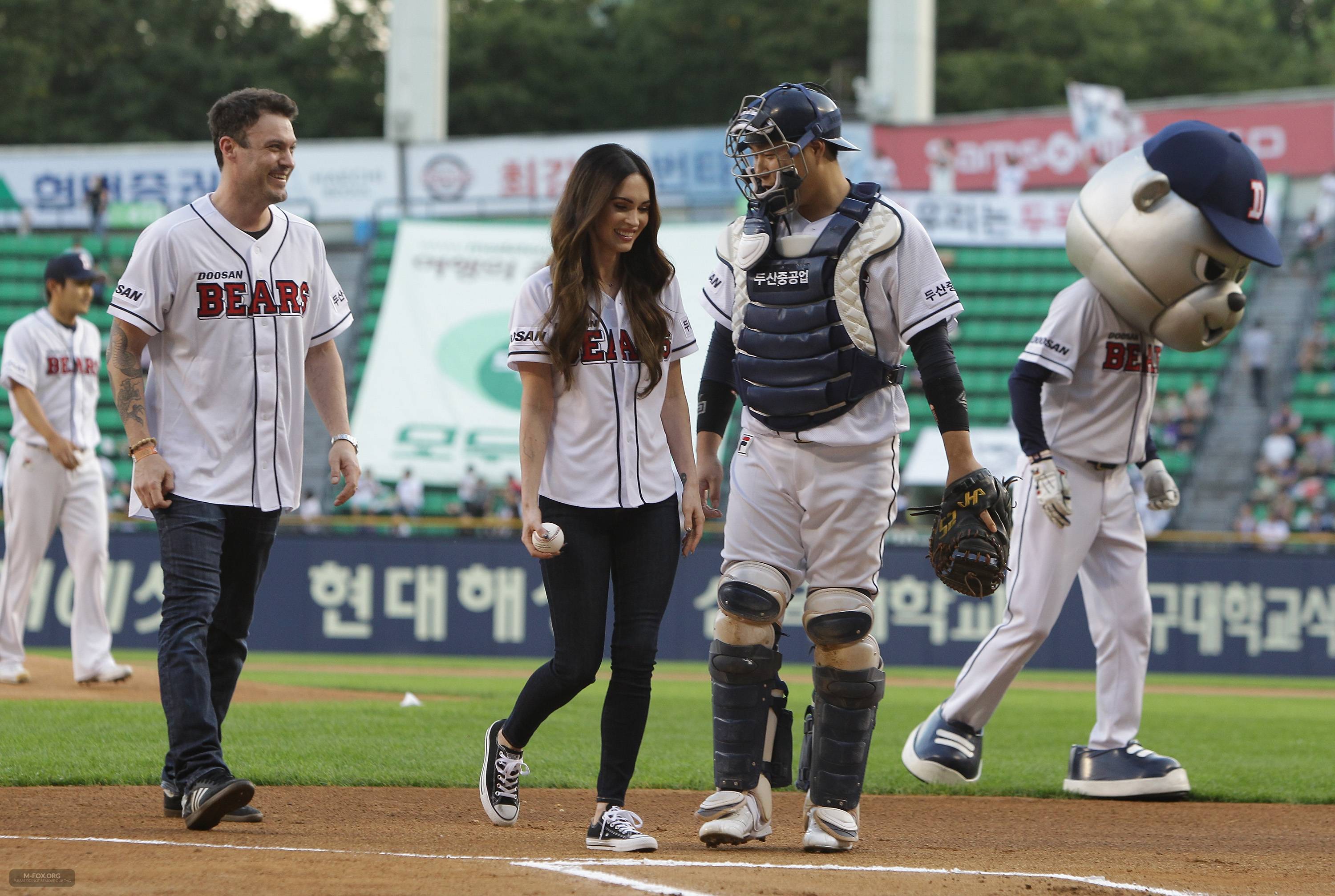 Megan_Fox_Throws_The_First_Pitch_In_Seoul082714007.jpg Megan_Fox_Throws_The_First_Pitch_In_Seoul082714007.jpg