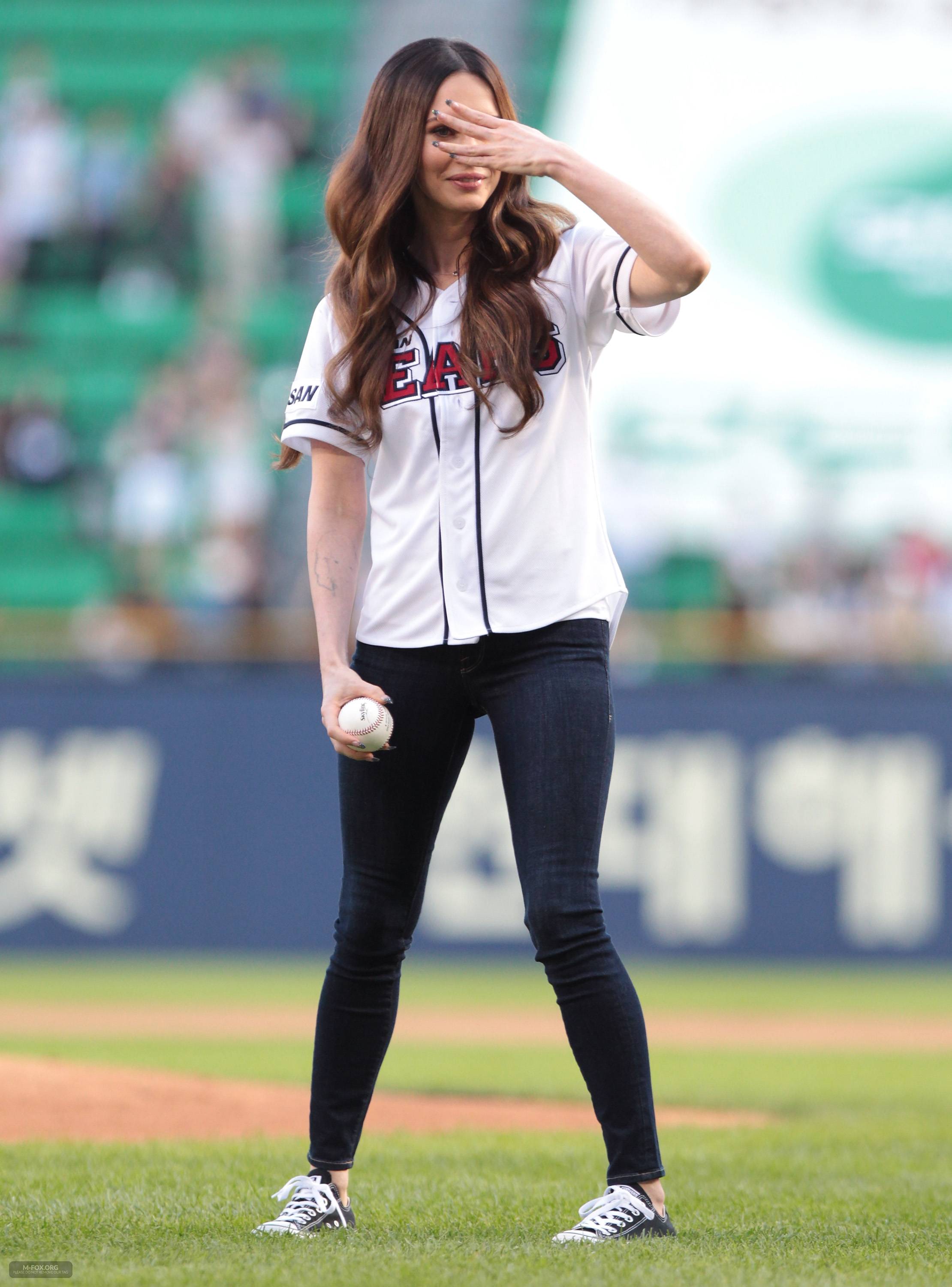 Megan_Fox_Throws_The_First_Pitch_In_Seoul082714008.jpg Megan_Fox_Throws_The_First_Pitch_In_Seoul082714008.jpg