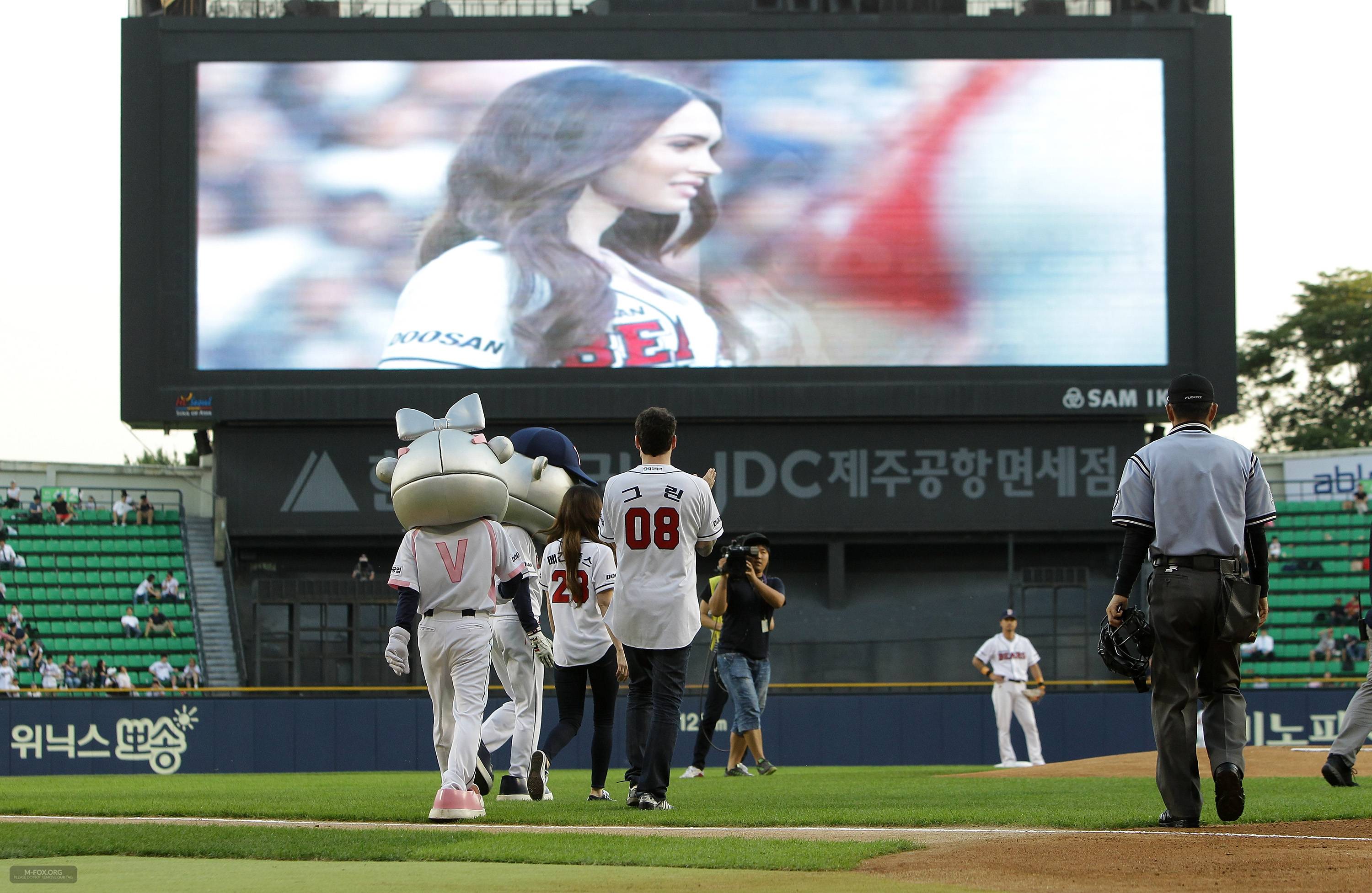 Megan_Fox_Throws_The_First_Pitch_In_Seoul082714011.jpg