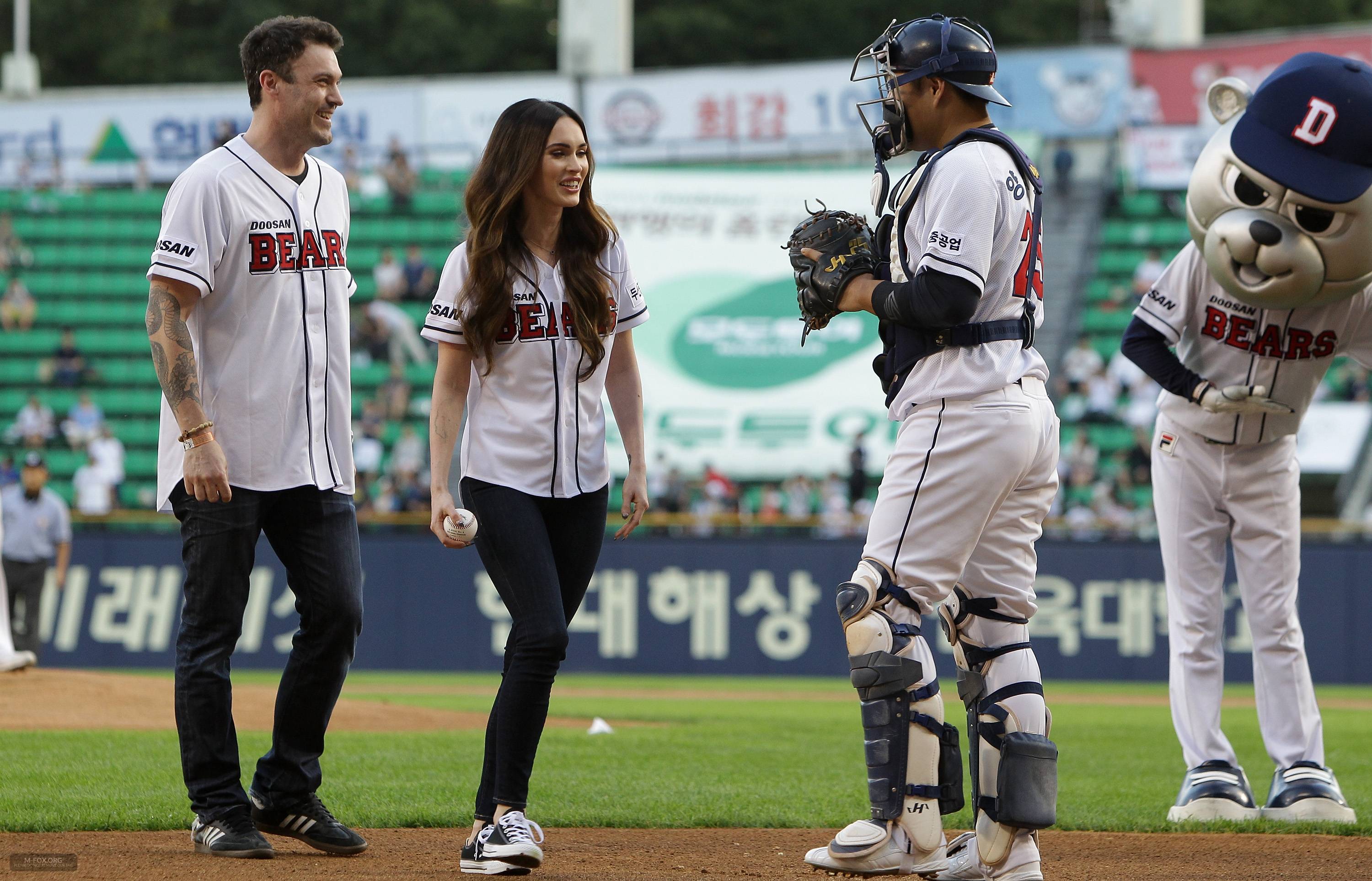 Megan_Fox_Throws_The_First_Pitch_In_Seoul082714013.jpg Megan_Fox_Throws_The_First_Pitch_In_Seoul082714013.jpg