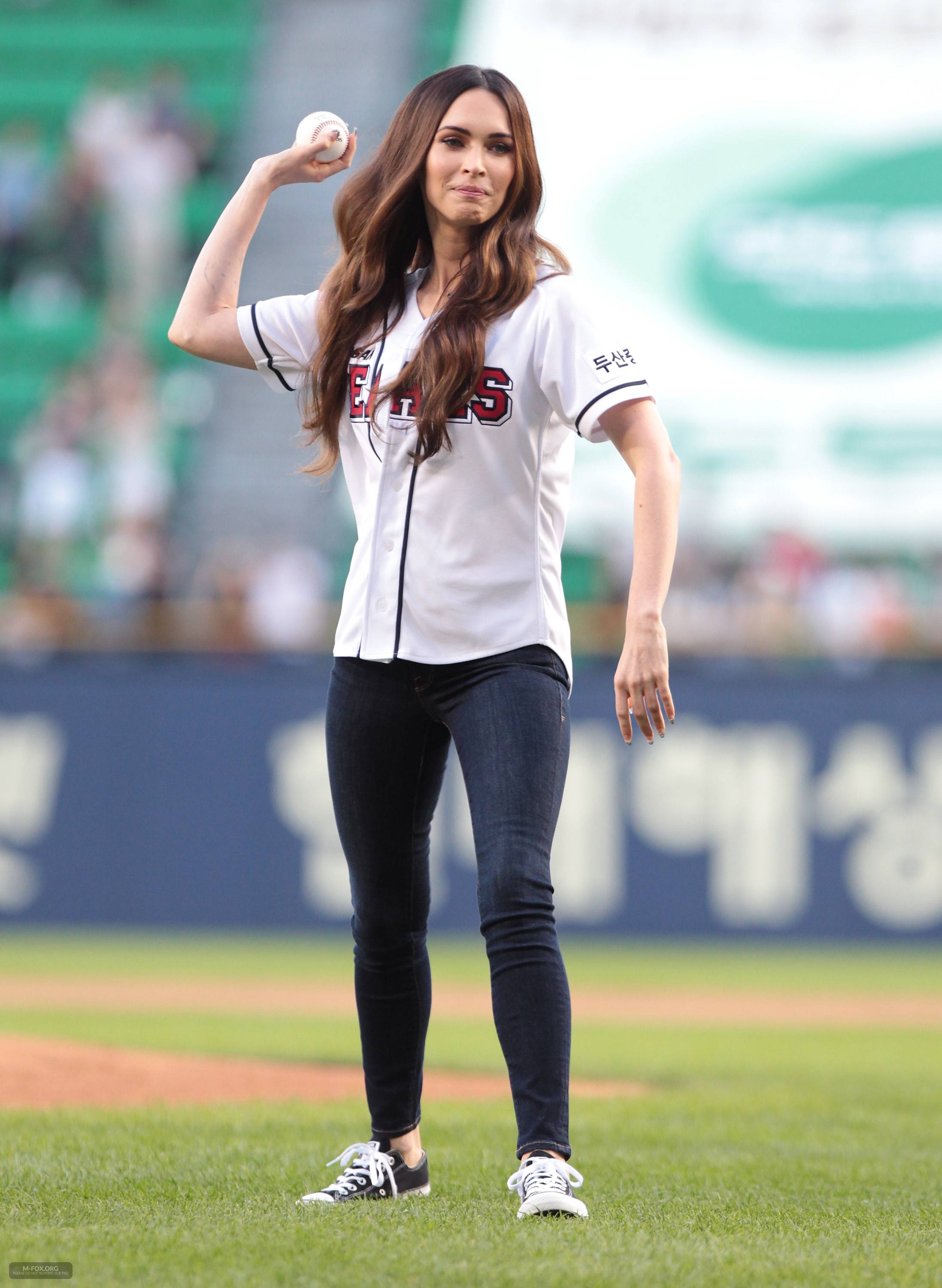 Megan_Fox_Throws_The_First_Pitch_In_Seoul082714014.jpg Megan_Fox_Throws_The_First_Pitch_In_Seoul082714014.jpg