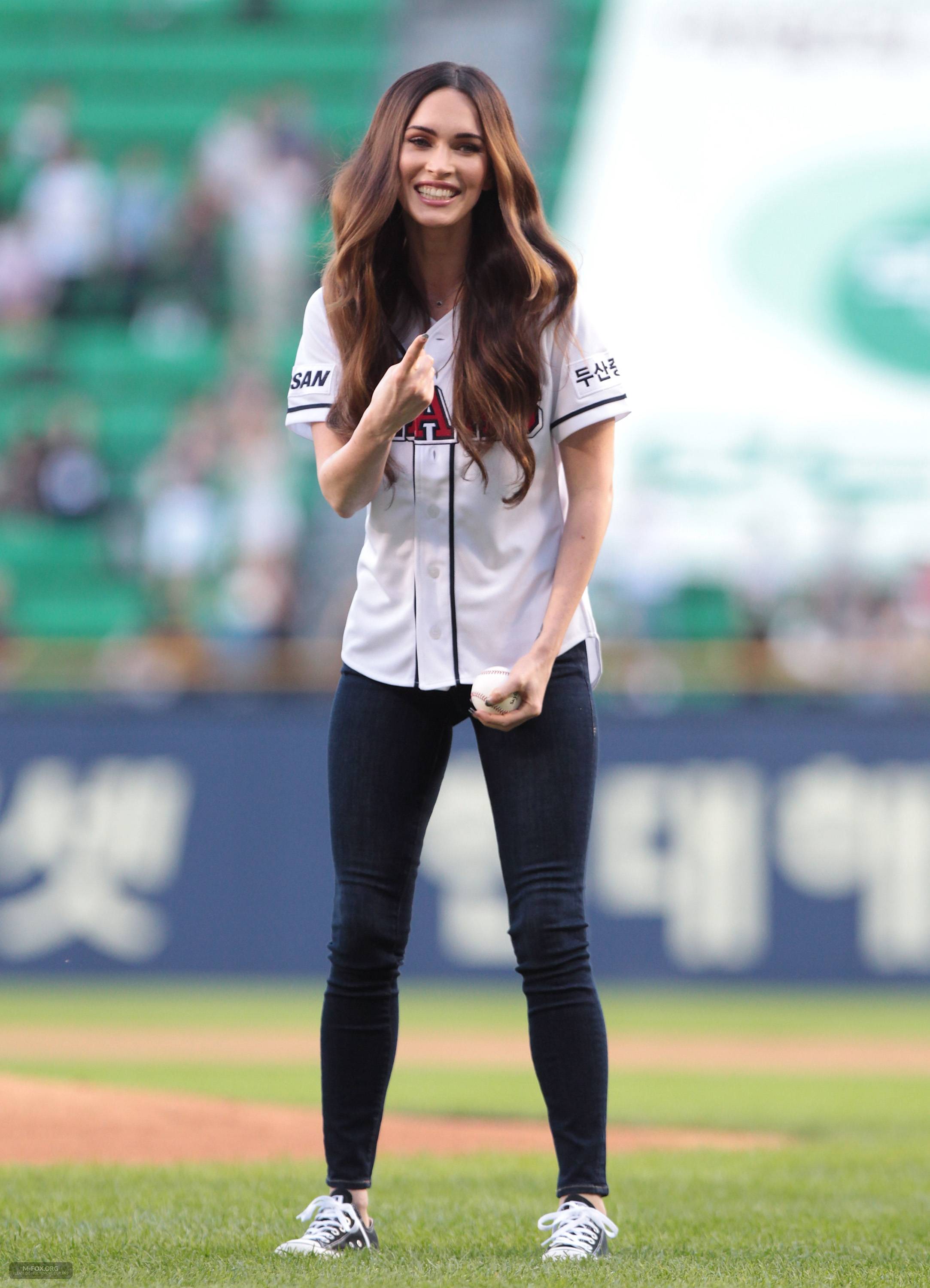 Megan_Fox_Throws_The_First_Pitch_In_Seoul082714015.jpg Megan_Fox_Throws_The_First_Pitch_In_Seoul082714015.jpg