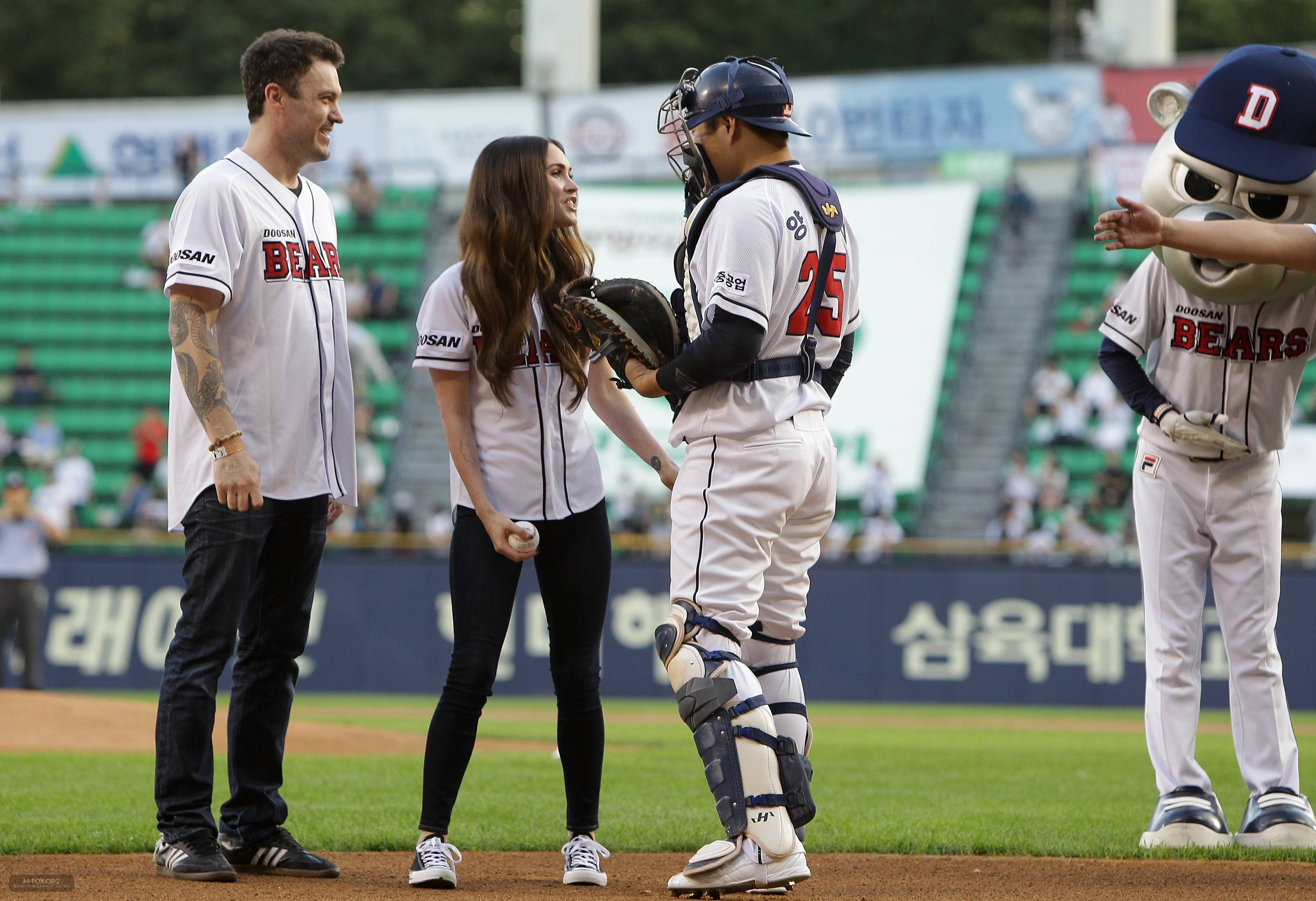 Megan_Fox_Throws_The_First_Pitch_In_Seoul082714016.jpg Megan_Fox_Throws_The_First_Pitch_In_Seoul082714016.jpg