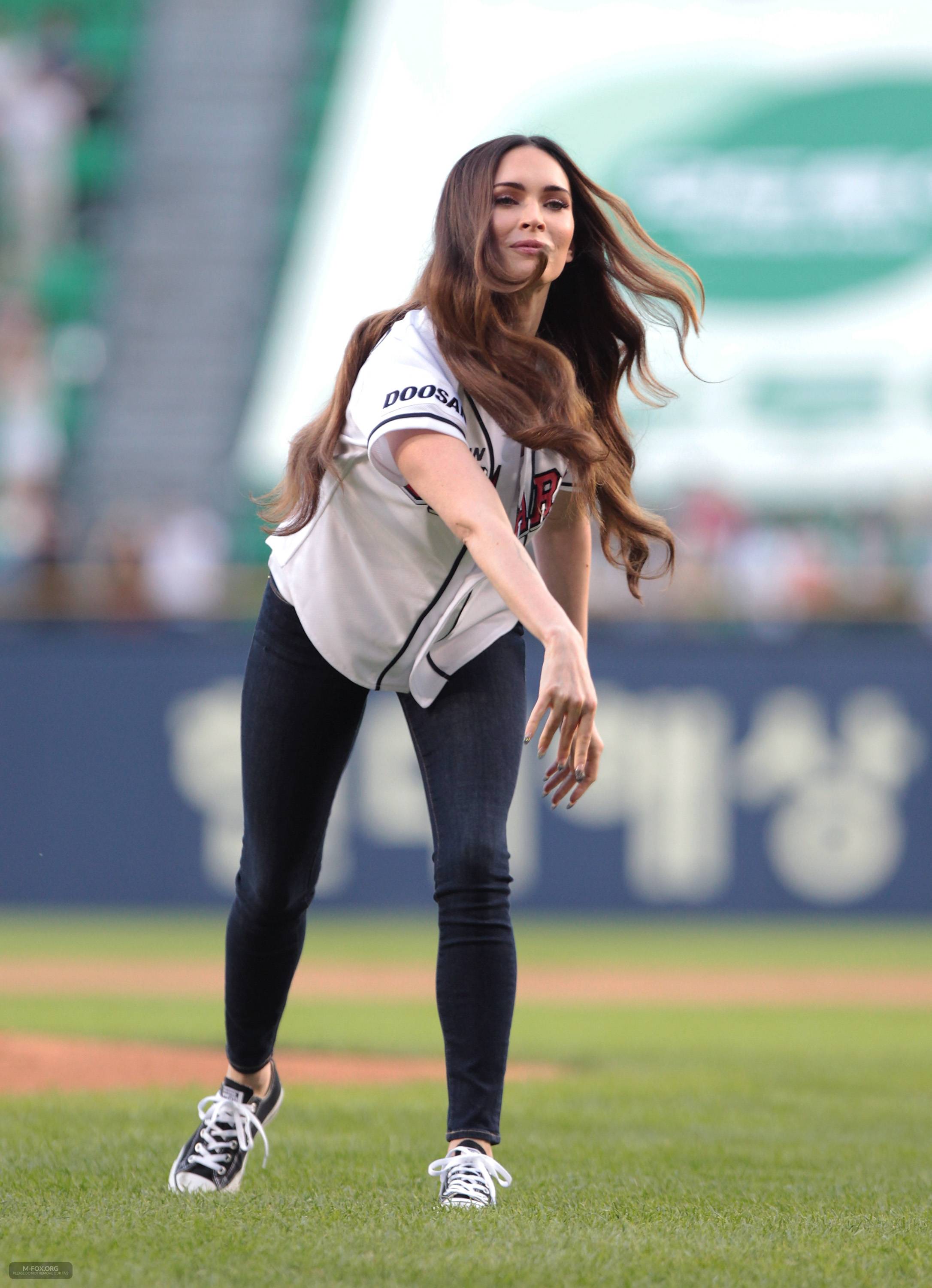 Megan_Fox_Throws_The_First_Pitch_In_Seoul082714017.jpg