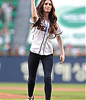 Megan_Fox_Throws_The_First_Pitch_In_Seoul082714001.jpg