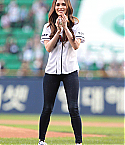 Megan_Fox_Throws_The_First_Pitch_In_Seoul082714002.jpg