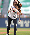 Megan_Fox_Throws_The_First_Pitch_In_Seoul082714004.jpg