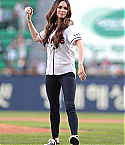 Megan_Fox_Throws_The_First_Pitch_In_Seoul082714006.jpg