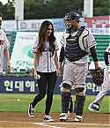 Megan_Fox_Throws_The_First_Pitch_In_Seoul082714007.jpg