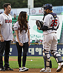 Megan_Fox_Throws_The_First_Pitch_In_Seoul082714009.jpg