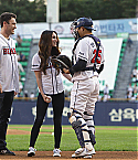 Megan_Fox_Throws_The_First_Pitch_In_Seoul082714010.jpg
