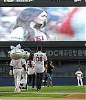 Megan_Fox_Throws_The_First_Pitch_In_Seoul082714011.jpg