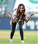 Megan_Fox_Throws_The_First_Pitch_In_Seoul082714012.jpg
