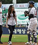 Megan_Fox_Throws_The_First_Pitch_In_Seoul082714013.jpg