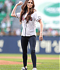 Megan_Fox_Throws_The_First_Pitch_In_Seoul082714014.jpg
