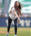Megan_Fox_Throws_The_First_Pitch_In_Seoul082714017.jpg